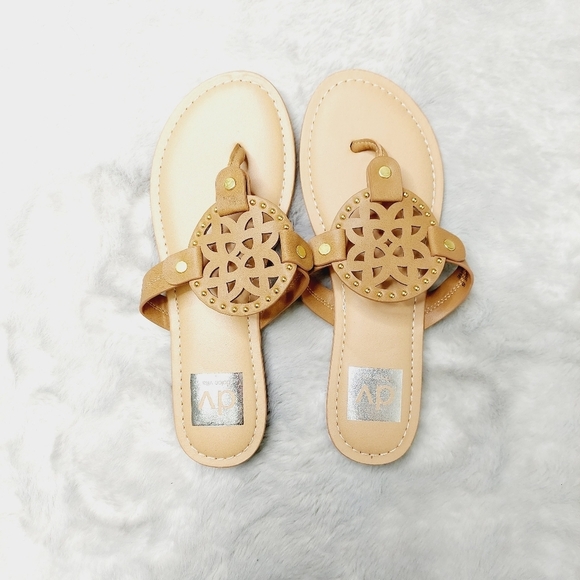 New Dolce Vita Gotie White/Brown Laser Cut Thong Sandals S33 - Picture 2 of 8